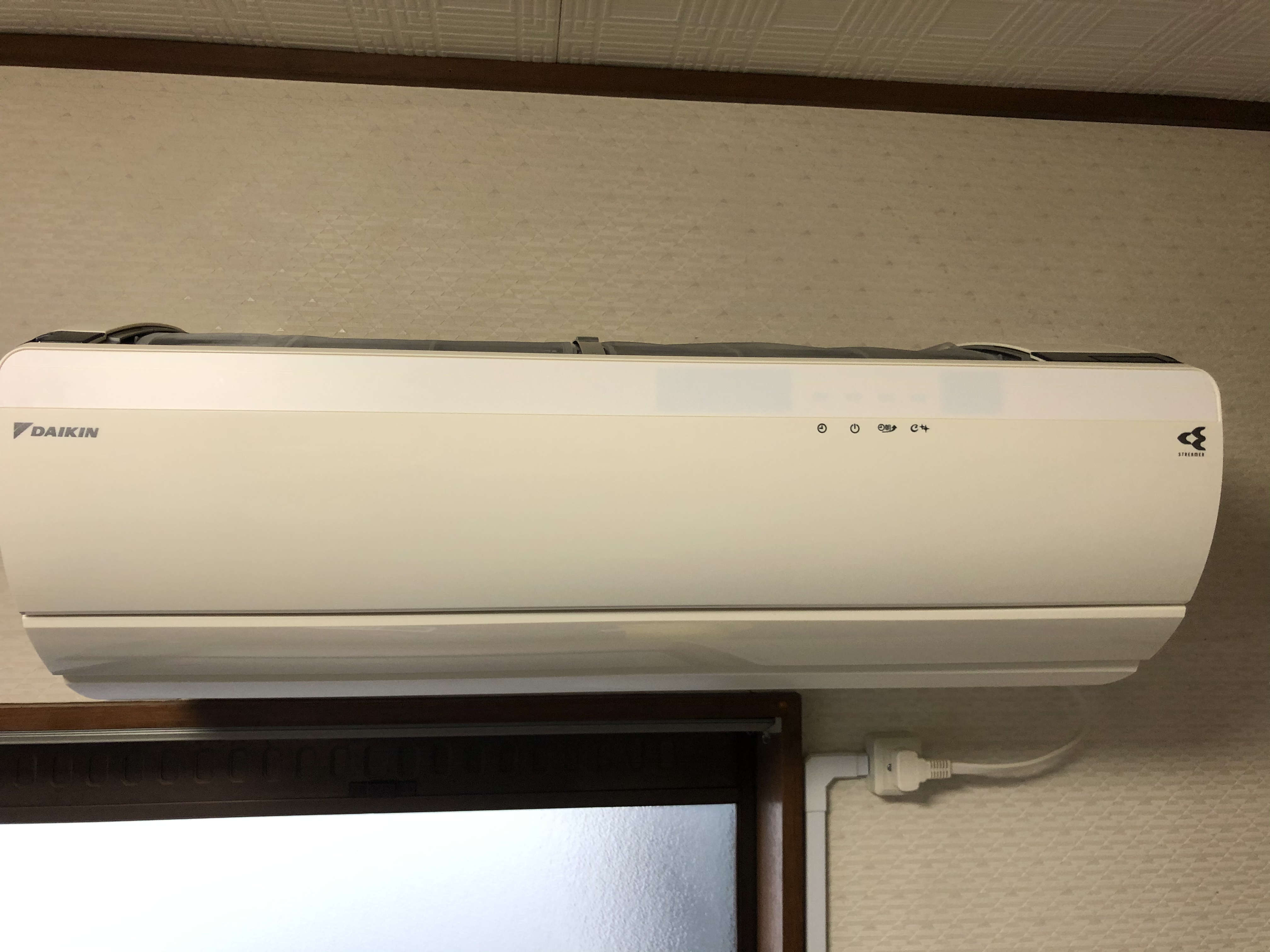 本日はリビングのエアコン清掃を高槻市Ｋ様のお家にて致しました！